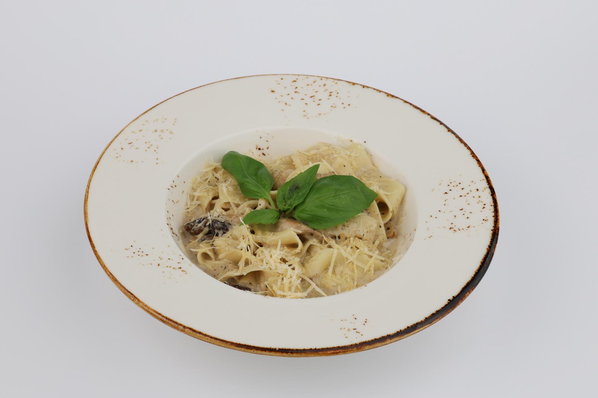 Piatto di pasta artigianale con guarnizione