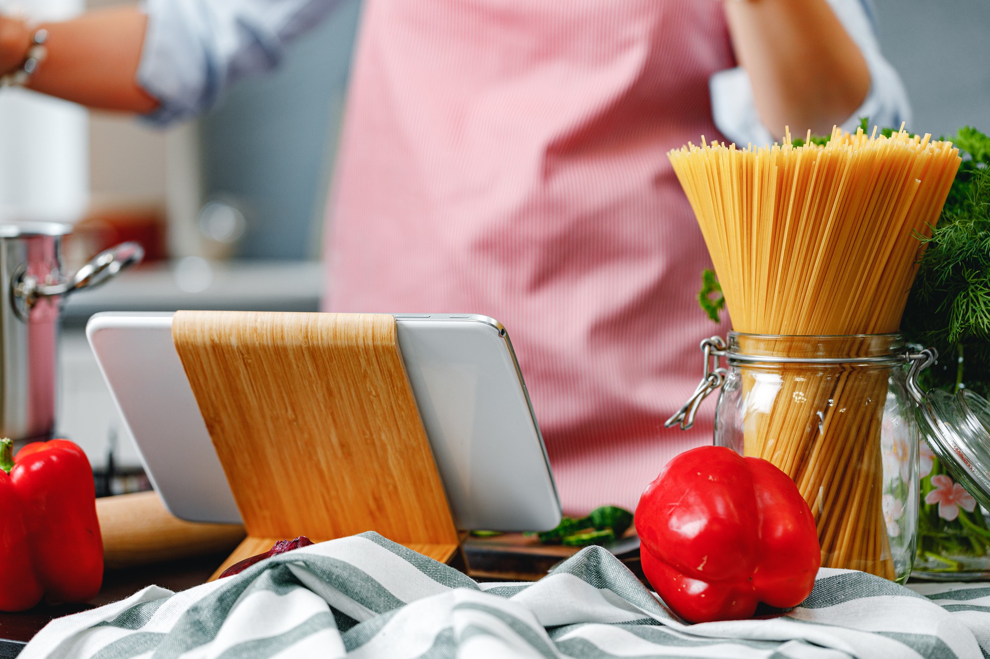 Postazione di lavoro con ingredienti freschi e utensili