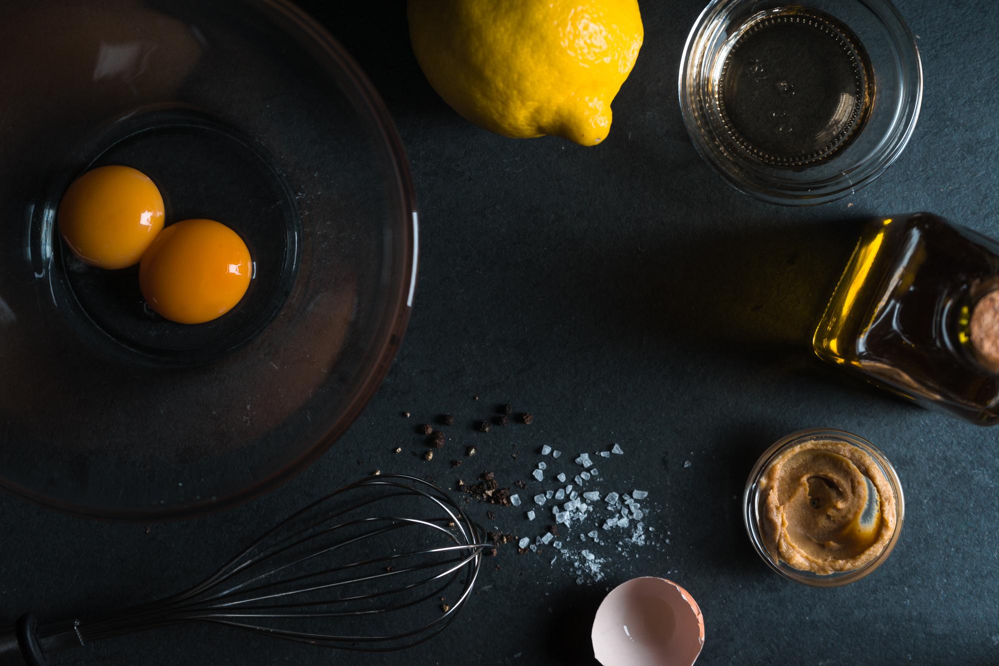 Composizione elegante di attrezzi da cucina e ingredienti